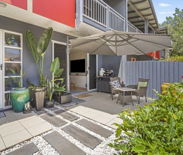 Contemporary Tri Level Townhouse in a Premium Locale - Photo 2