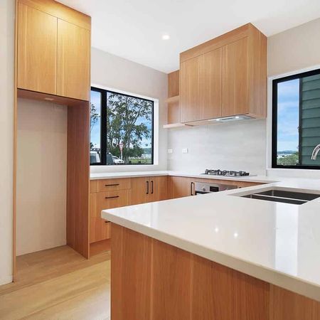 Stunning Four Bedroom Townhouse - Photo 4