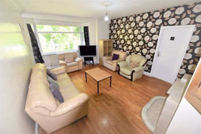 6 bedroom Flat in Otley Road, Leeds - Photo 4