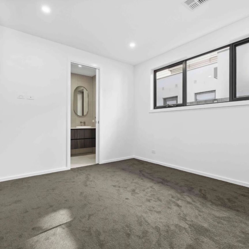 BEAUTIFUL FAMILY TOWNHOUSE IN PRIZED LOCALE! - Photo 1