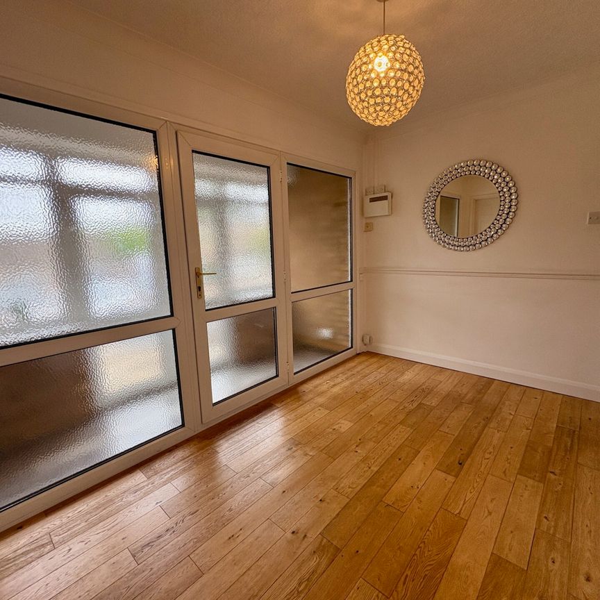 Warren Close - Photo 1