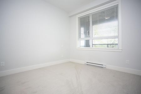 South Point Walk - Bright & Spacious Corner Unit 2 Bedroom/ 2 Bathroom/Den - Photo 5