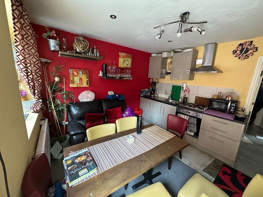 2 bedroom flat to rent - Photo 1