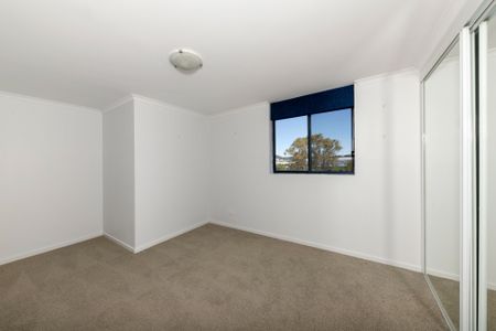 Convenient Living with Space and Comfort - Photo 4