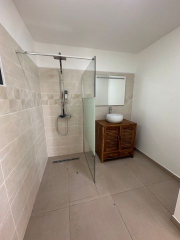 Location Maison 4 pièces 94m² ST BENOIT 97470 - Photo 5