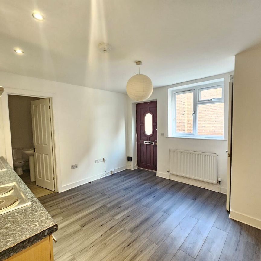 Winchester Road, Southampton - Photo 1