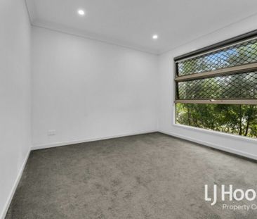 Great Location - Two Living Zones - Modern Living! - Photo 6