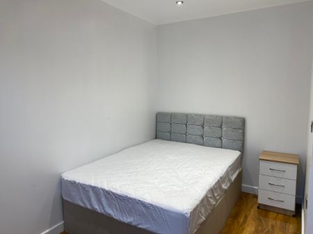 Stunning 2 Bedroom flat available all bills included – Coventry Road - Photo 3