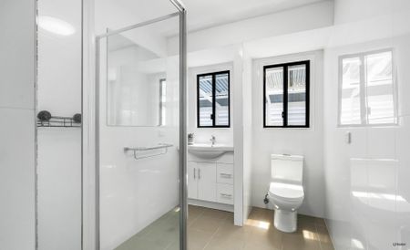 Fully Furnished Elanora Home with Pool and Stunning Lake Views - Photo 5