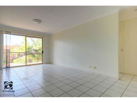 Lovely Unit - Central Coorparoo Location- 2 Minutes to Bus and Train - Photo 1