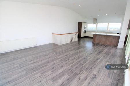 2 bedroom penthouse to rent - Photo 2