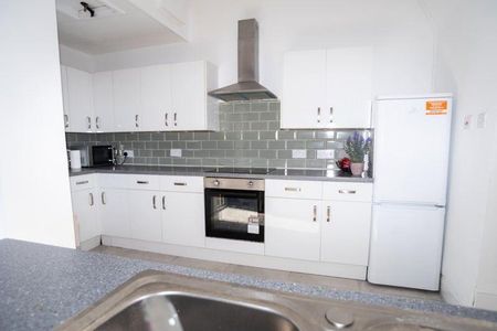 1 bedroom in a house share to rent - Photo 2