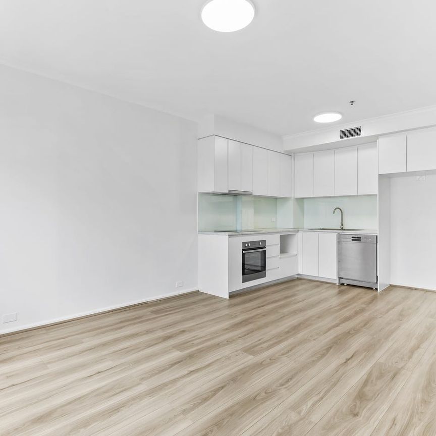 Newly Renovated, Centrally Located, Exclusive, Executive Style One Bedroom Oasis Boasting Panoramic City Skyline Views, Resort Style Facilities - Photo 1