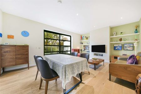 Well presented 2 bedroom apartment in a secure gated building located moments from Belsize Park Station. - Photo 2