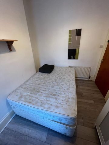 Room 3 7 Eglantine Gardens, BT96EZ, Belfast - Photo 3