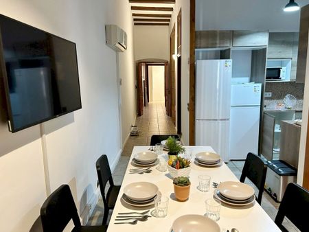 Furnished room in shared apartment in Avinyó street - Photo 4