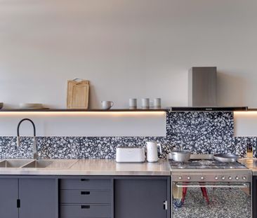 Luxury Furnished Living in Brand new Townhouse! - Photo 1