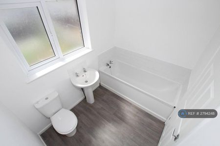 3 bedroom terraced house to rent - Photo 4