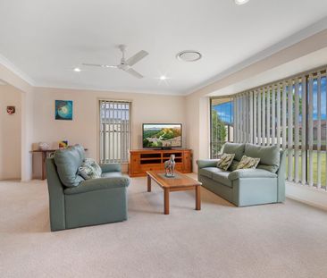 Immaculate home within walking distance to waterfront - Photo 1