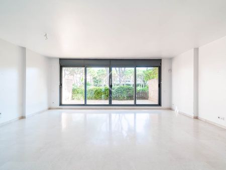 Excellent 4 Bedroom house / villa with 368m² garden for rent in Gavà Mar, Barcelona - Photo 2