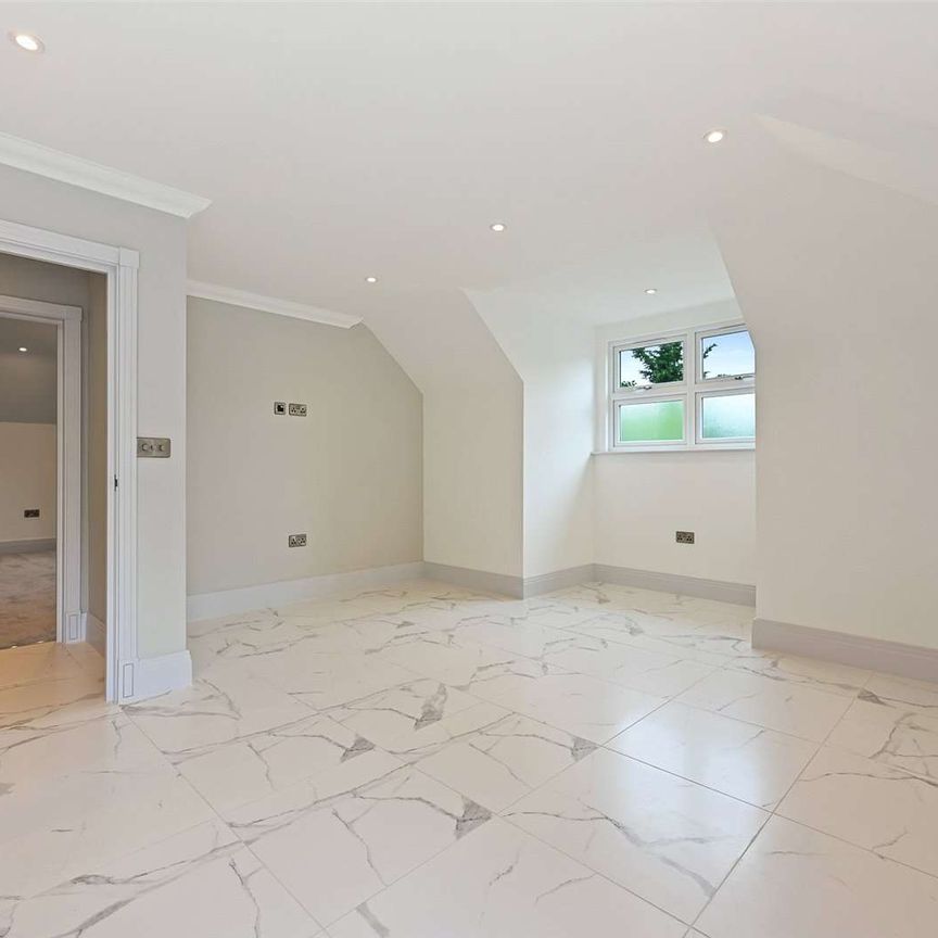 A recently built and luxury top floor penthouse apartment set in a gated development in Lower Road, Chorleywood. Available 03.02.2025 and offered unfurnished. - Photo 1