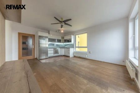 V zastoupení majitele Vám nabízím k pronájmu moderní byt 2+kk s Balkonem, garáží a sklepem - Photo 3