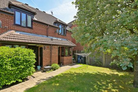 A centrally located one bedroom terraced house only 0.4 miles from the High Street - Photo 3