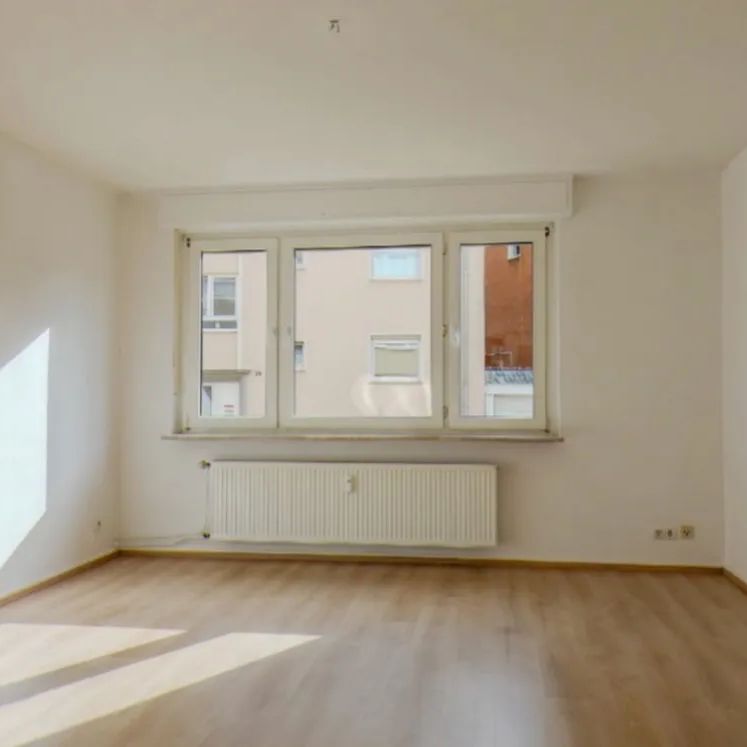 Helle 3-Zimmer-Erdgeschosswohnung mit Balkon in gepflegtem Mehrfamilienhaus - Photo 1