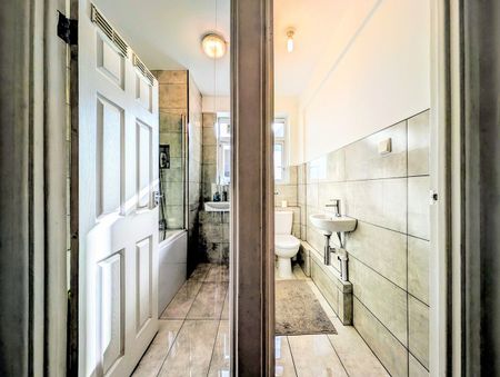 3 Bed Flat, Allenswood, SW19 - Photo 3