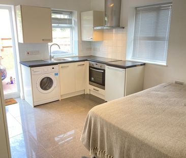 Studio Flat, Very Near Maple Grove Area, W5 - Photo 3