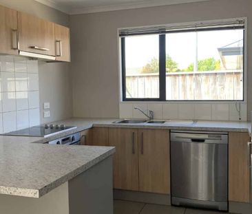 Lovely Modern 3 Bedroom Home - Photo 3