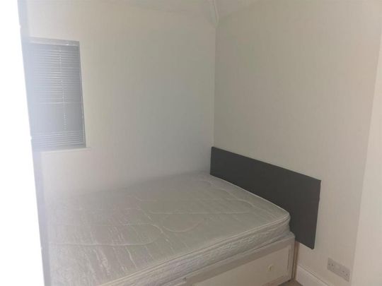 4 bedroom flat to rent - Photo 1