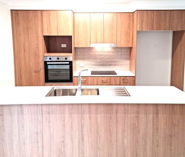 AVAILABLE 14/11/25 - 3 BEDROOM - 2 BATH WITH DUCTED AIR-CONDITIONED... - Photo 6