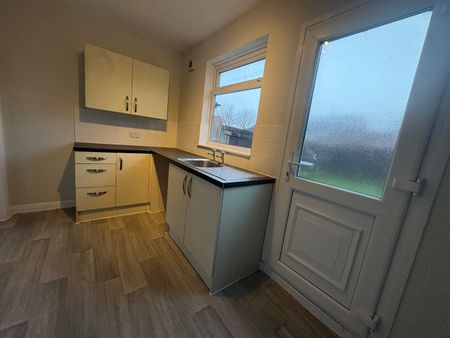 2 bedroom semi-detached house to rent - Photo 5