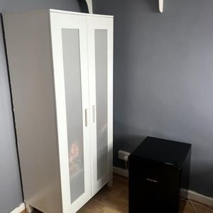 Room in a Shared Flat, Strathan Close, SW18 - Photo 3