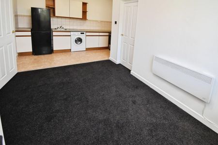 1 bedroom Flat To Let - Photo 2