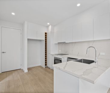 Bright, Spacious, & Beautifully Presented - Photo 3