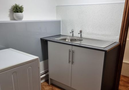 1 bedroom in a house share to rent - Photo 2