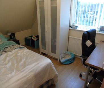 4 bedroom semi-detached house to rent - Photo 4