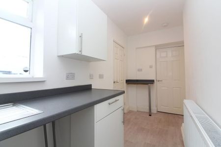 2 bedroom terraced house to rent - Photo 4