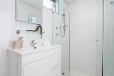 Where style meets an unbeatable location - Photo 4