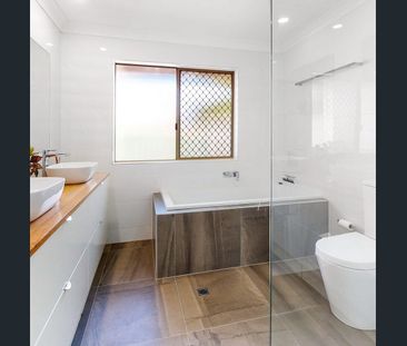 Spacious Family Living with Pool in a Cul-de-Sac - Photo 6