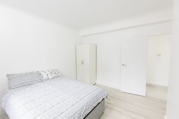 3 Bed Flat, Wandle Way, SW18 - Photo 1