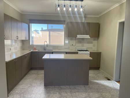 MODERN COMFORT & SPACIOUS YARD - Photo 5