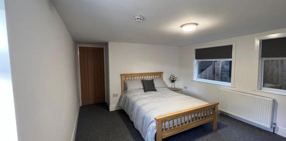 1 bedroom in a house share to rent - Photo 2