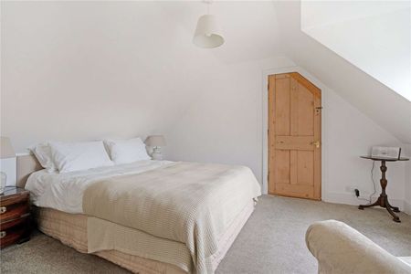 An impressive detached farmhouse situated in a rural position - Photo 3