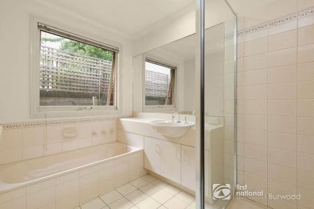 FIVE BEDROOM FAMILY HOME! - Photo 3