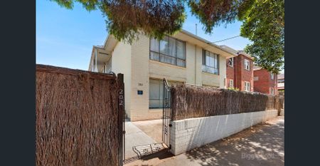 SENSATIONAL 1 BEDDER WITH AMAZING CITY VIEWS, LOCATED ON RICHMOND HILL! - Photo 2