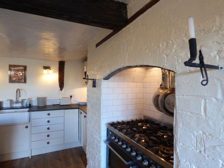 4 bedroom semi-detached house to rent - Photo 2