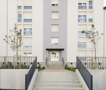 Appartement de type 4 comprenant salon/séjour ou possibilité de 3eme chambre, cuisine fermée avec cellier attenant, 2 chambres, salle de bain avec baignoire, wc séparé et placard de rangement - Photo 1